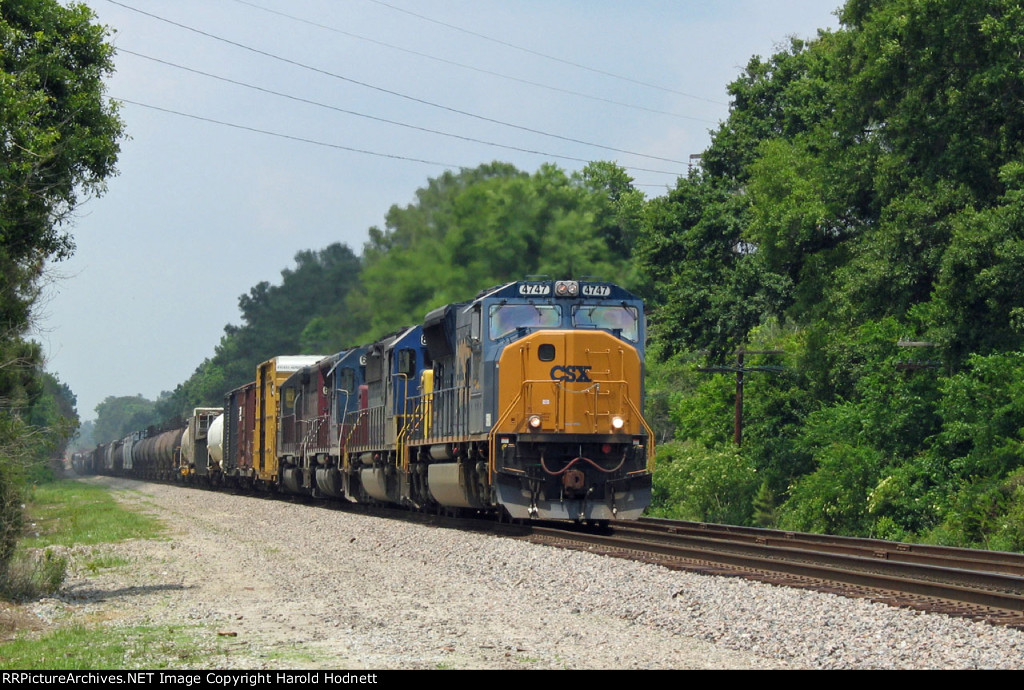 CSX 4747 leads a southbound train